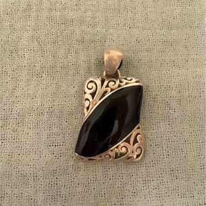 Elegant .325 Silver pendant with Black accent stone